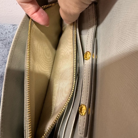 PRADA
Saffiano Metal Oro Chain Wallet Pomice - Picture 13 of 16